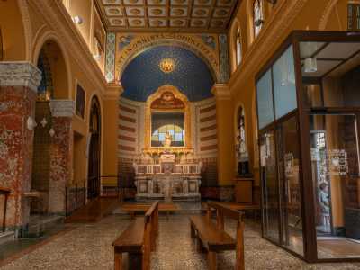 � decorato con marmi policromi, splendenti mosaici, raffinati stucchi e decori